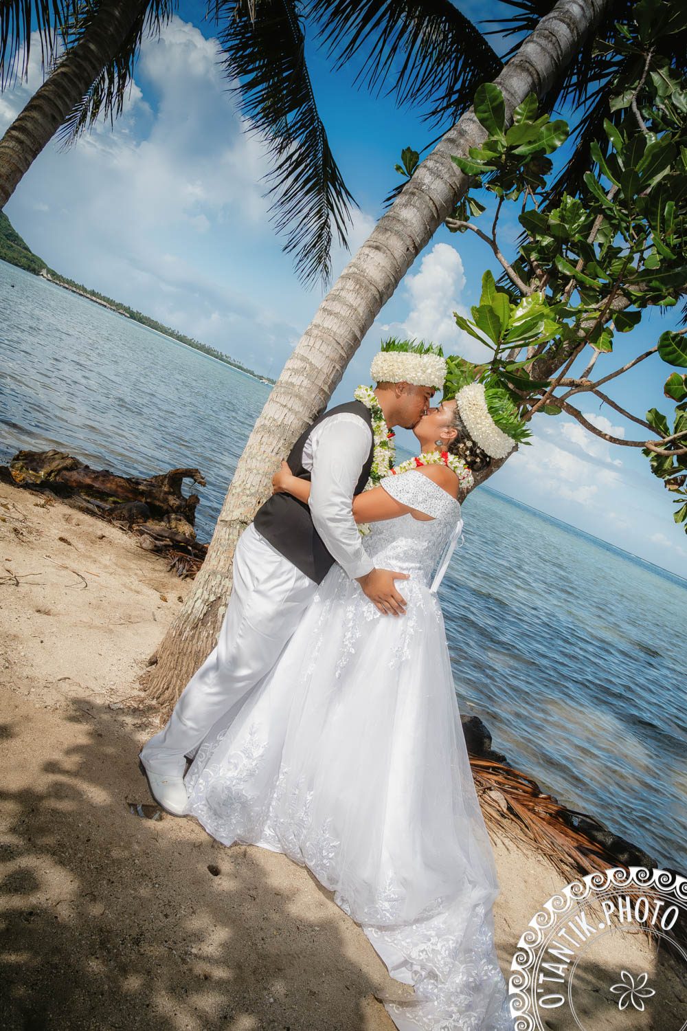 Portrait fine art de Jessica et Ridgy pendant leur mariage à Moorea en  2025