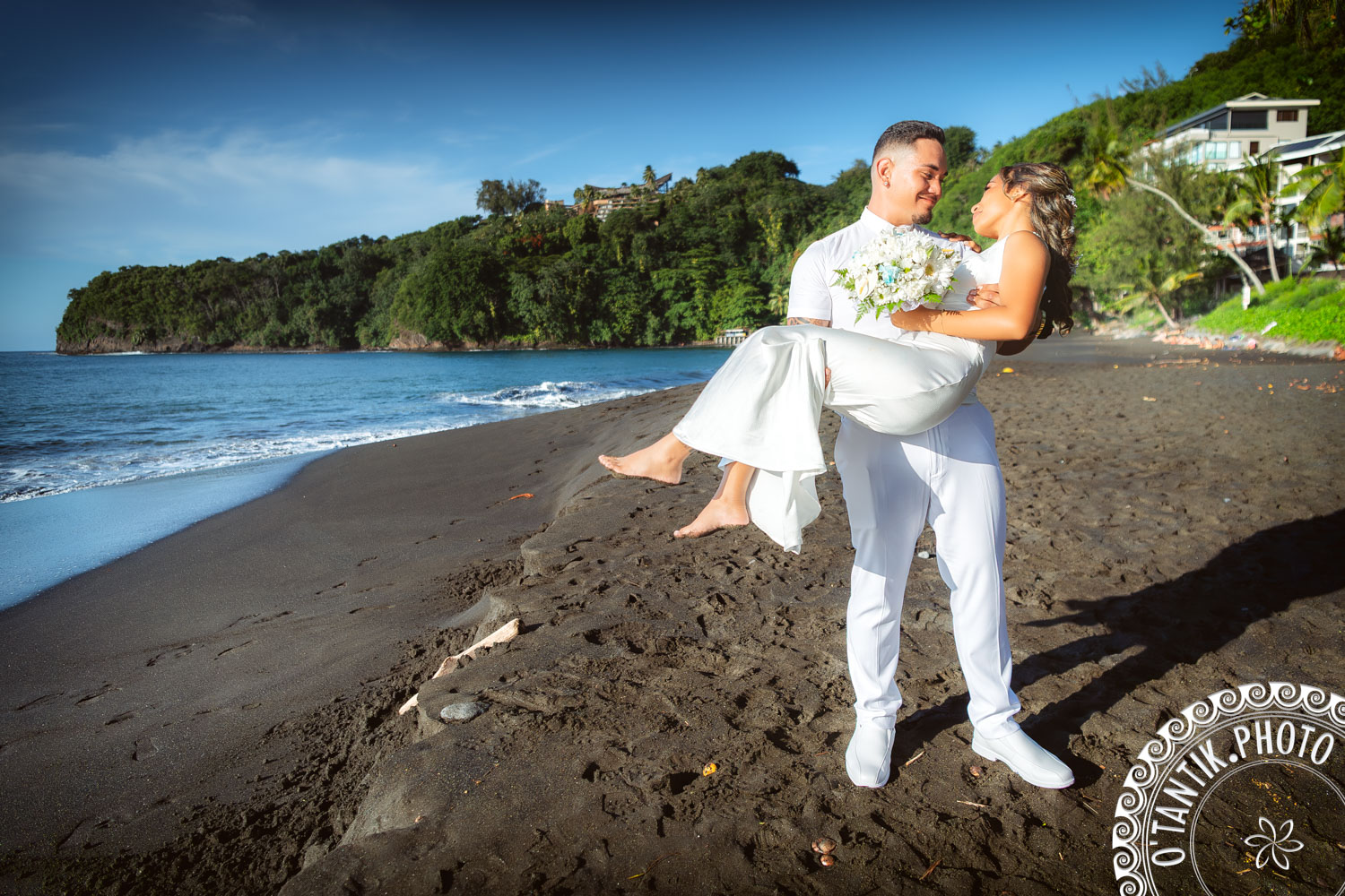 Portrait fine art de Wendy et Arohena pendant leur mariage à Tahiti en février 2025Portrait fine art de Wendy et Arohena pendant leur mariage à Tahiti en février 2025Portrait fine art de Wendy et Arohena pendant leur mariage à Tahiti en février 2025